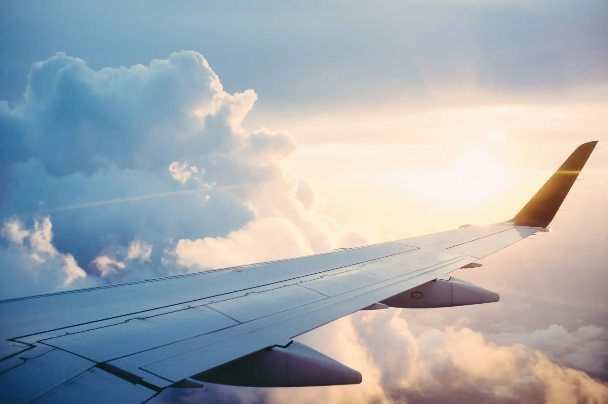 En la imagen se ve una avion en el cielo